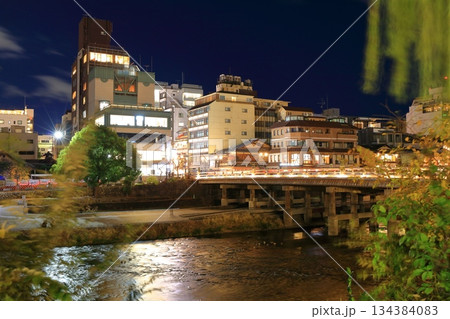 【京都府】三条大橋と鴨川河川敷の夜景（三条河原町） 134384083