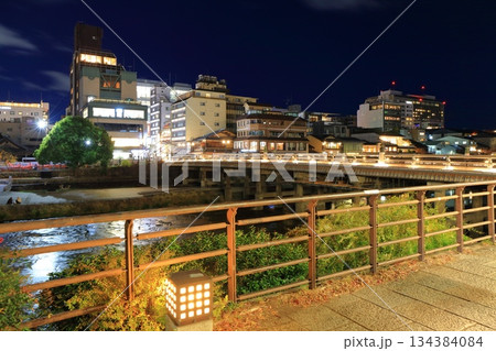 【京都府】三条大橋と鴨川河川敷の夜景（三条河原町） 134384084