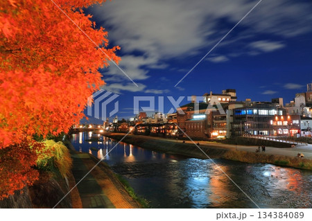 【京都府】京都先斗町と鴨川河川敷の夜景（四条河原町） 134384089