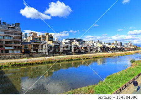 【京都府】快晴の京都先斗町と鴨川河川敷（四条河原町） 134384090