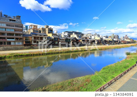 【京都府】快晴の京都先斗町と鴨川河川敷（四条河原町） 134384091