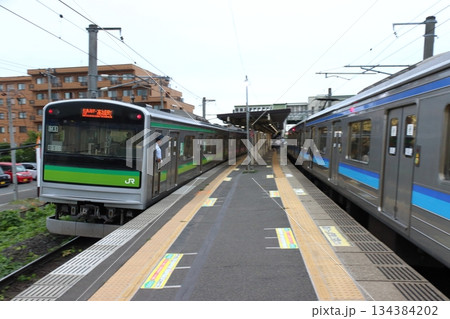 福田町駅に停車中の仙石線205系電車 福田町駅に停車中の仙石線205系電車 134384202