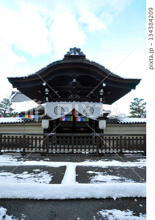 雪の積もった東寺 勅使門 雪の積もった東寺 勅使門 134384209