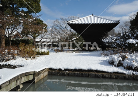 雪の積もった東寺 宝蔵 雪の積もった東寺 宝蔵 134384211