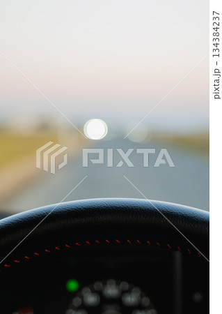 光の玉ボケが浮かぶ早朝の運転席からの視点 光の玉ボケが浮かぶ早朝の運転席からの視点 134384237