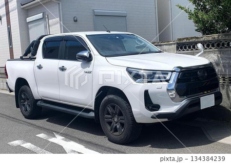駐車場に停めたピックアップトラック 134384239