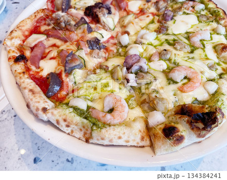 ハーフ&ハーフピザ ジェノベーゼ＆ベーコントマト 134384241