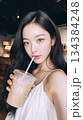 若くて可愛い女性がカフェでドリンクを飲む姿の自撮り。インスタグラム投稿のような縦型。 134384248