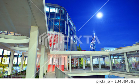 Office building in the evening with lightened workspaces. Modern, glazed skyscraper in financial district. Late hours in the office. Office building in the evening with lightened workspaces. Modern, glazed skyscraper in financial district. Late hours in the office. 134384388