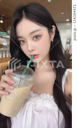 若くて可愛い女性がカフェでドリンクを飲む姿の自撮り。インスタグラム投稿のような縦型。 134384471