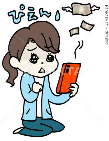 スマホを見ながらお金を失ったことを知る女性 134384614