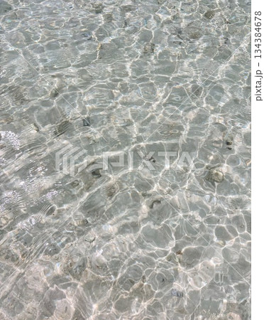 宮古島の透明な海・エメラルドグリーンの水面と波紋の美しさ 宮古島の透明な海・エメラルドグリーンの水面と波紋の美しさ 134384678