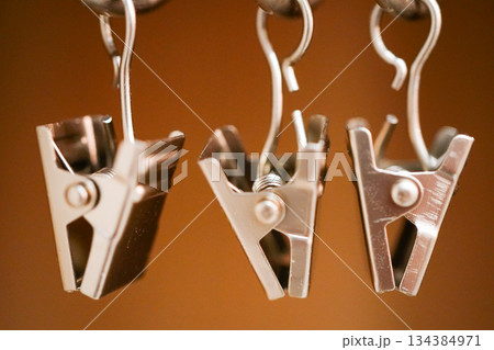 洗濯ばさみ　日常の道具　ミニマル構図　金属質感　静物写真 134384971
