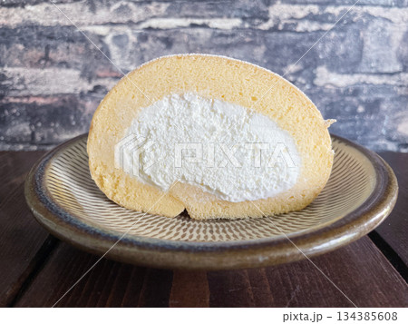 生クリーム入りロールケーキ ふんわりスポンジと純生クリームのスイーツ 生クリーム入りロールケーキ ふんわりスポンジと純生クリームのスイーツ 134385608