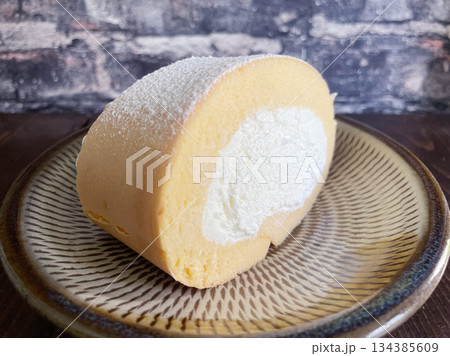 生クリーム入りロールケーキ ふんわりスポンジと純生クリームのスイーツ 生クリーム入りロールケーキ ふんわりスポンジと純生クリームのスイーツ 134385609