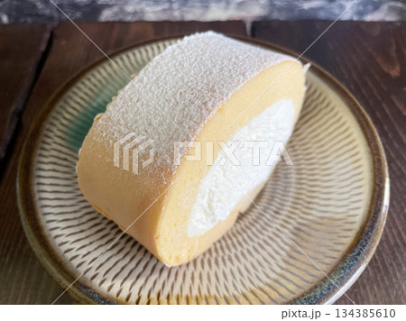 生クリーム入りロールケーキ ふんわりスポンジと純生クリームのスイーツ 134385610