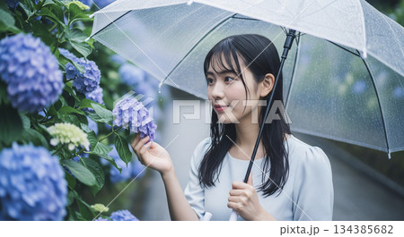 紫陽花と雨の日　傘をさす女性 134385682