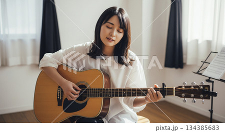 アコースティックギターを弾く女性 134385683
