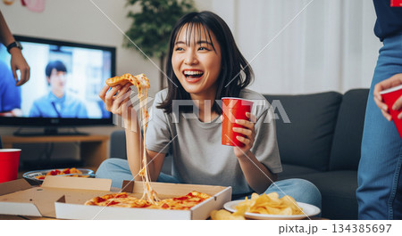 ピザパーティー　友人たちと過ごす楽しいひととき 134385697