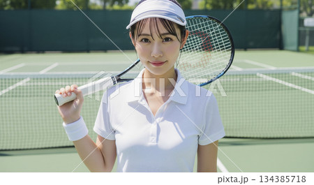 テニスの練習中　女性 134385718