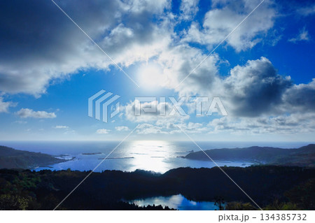 八望台から望む、太陽の光が海面にきらめく秋田の壮大なパノラマ 134385732