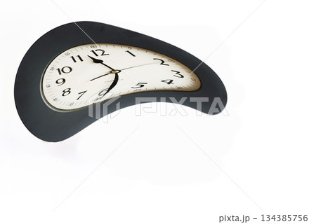 歪んだ時計の文字盤　夢 134385756