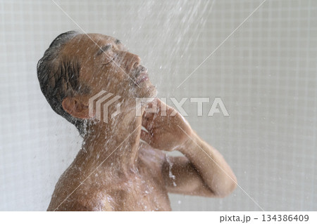 シャワーを浴びる60代前半の男性　横顔 134386409