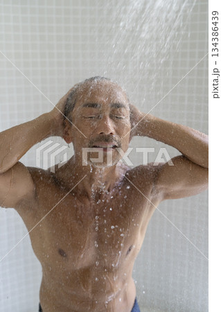 シャワーを浴びる60代の男性 シャワーを浴びる60代の男性 134386439