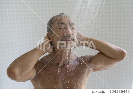 シャワーを浴びる60代前半の男性　 134386440