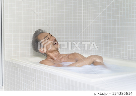 入浴する60代の男性 134386614