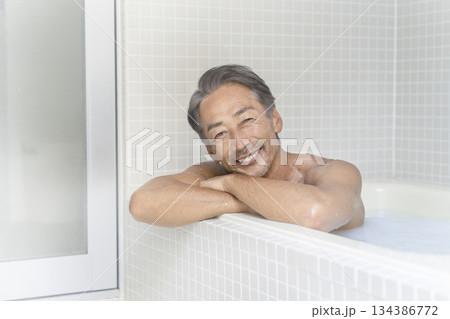入浴する60代の男性　カメラ目線 134386772