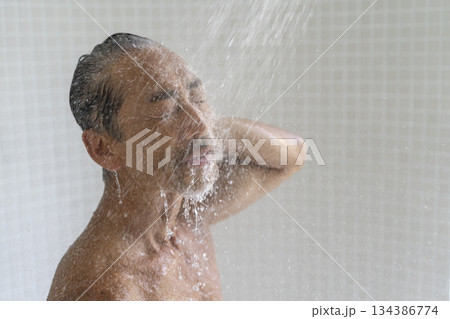 シャワーを浴びるシニア男性 シャワーを浴びるシニア男性 134386774