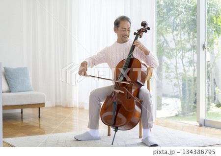 チェロを弾く60代の男性 チェロを弾く60代の男性 134386795