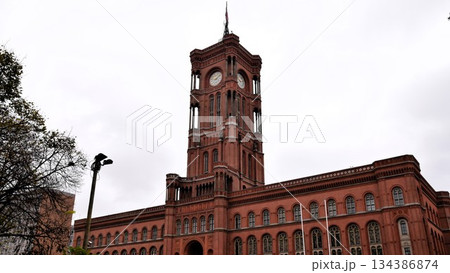 ベルリン赤の市庁舎の時計塔・ネオルネッサンス様式の赤レンガ建築 ベルリン赤の市庁舎の時計塔・ネオルネッサンス様式の赤レンガ建築 134386874