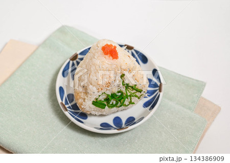 じゃこ飯のおにぎり　とびこ添え 134386909