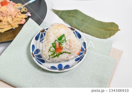 じゃこ飯のおにぎり　とびこ添え 134386910