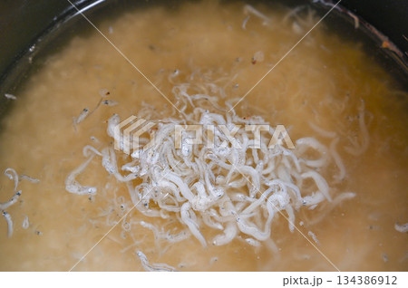 炊飯器で作るしらすの炊き込みご飯 134386912