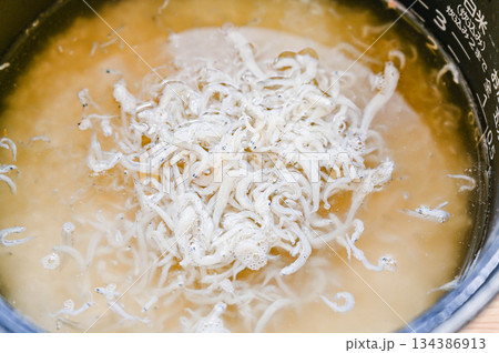 炊飯器で作るしらすの炊き込みご飯 134386913