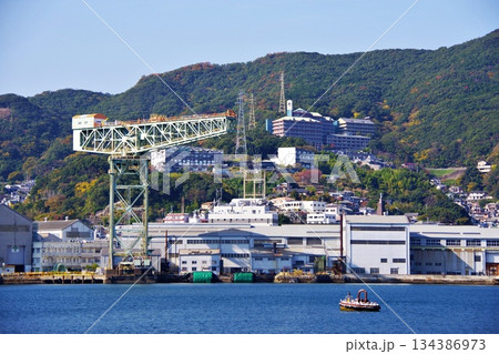 明治の産業革命を象徴するクレーンが見れる長崎市の景観 明治の産業革命を象徴するクレーンが見れる長崎市の景観 134386973