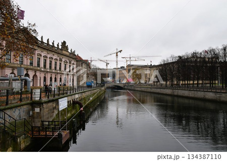 ベルリン・シュプレー川の風景・博物館島の歴史的建築と都市の眺め 134387110