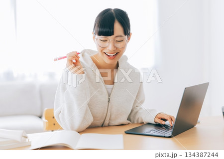 オンラインで勉強をする女性 134387244