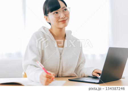 オンラインで勉強をする女性 オンラインで勉強をする女性 134387246
