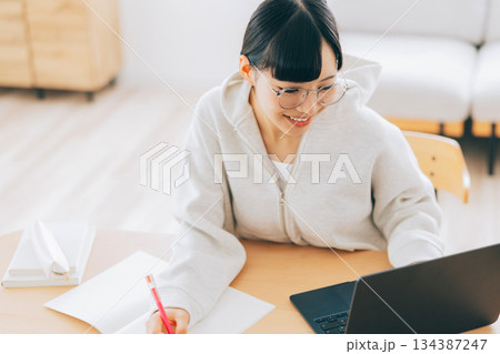 オンラインで勉強をする女性 オンラインで勉強をする女性 134387247