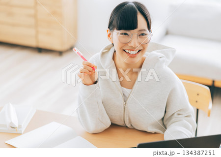 オンラインで勉強をする女性 オンラインで勉強をする女性 134387251