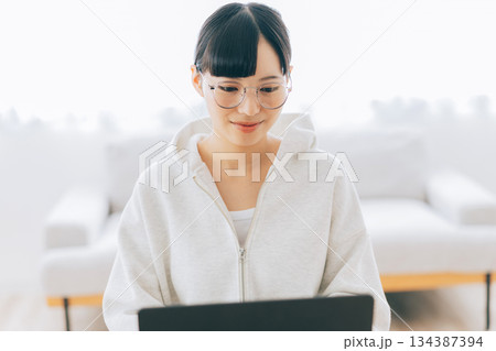 自宅でパソコンを使う女性 134387394