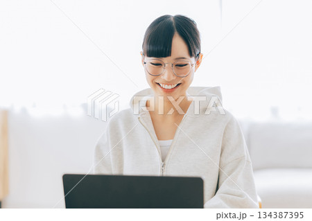 自宅でパソコンを使う女性 134387395
