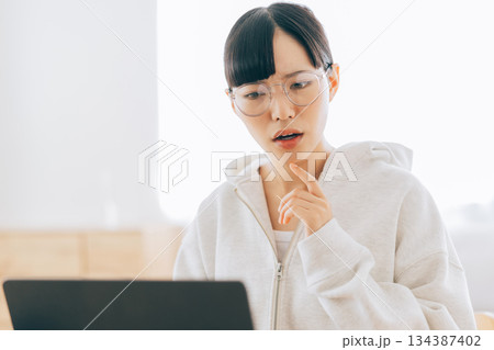 自宅でパソコンを使う女性 134387402