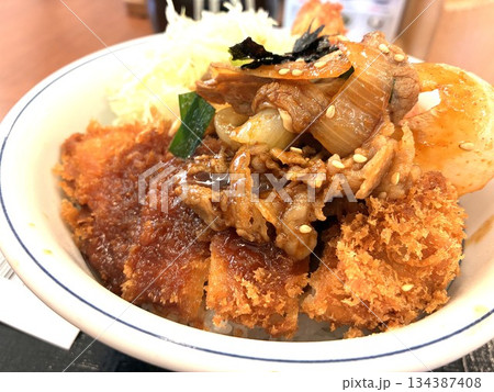 とんかつチェーンで食べる「牛豚鶏のプルコギビビンカツ丼」 134387408