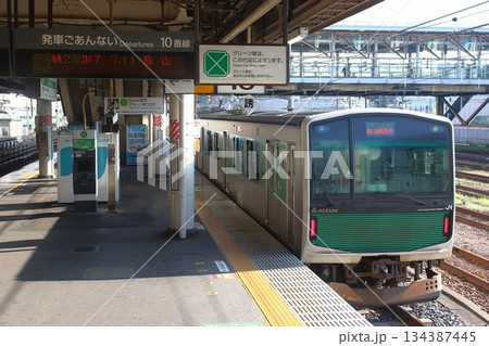 宇都宮駅に停車中の烏山線直通列車（EV-E301系アキュム） 134387445