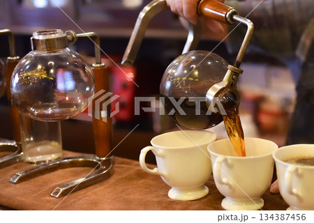 珈琲店の美味しいコーヒー 134387456